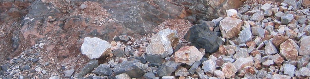 Hromada kamení v lomu