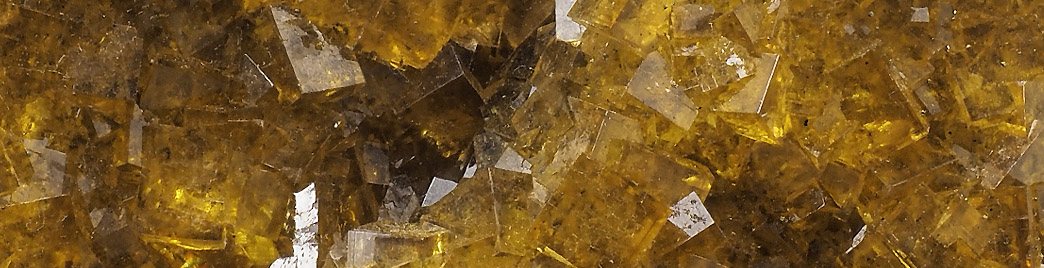 žlutooranžové krystaly fluoritu